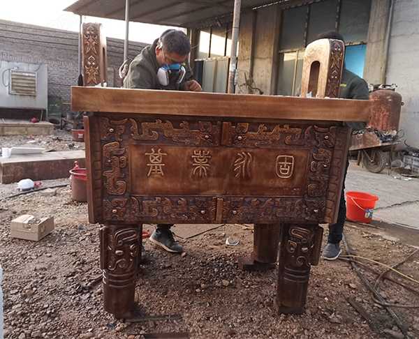 大型銅雕塑工廠關于銅鼎雕塑的介紹